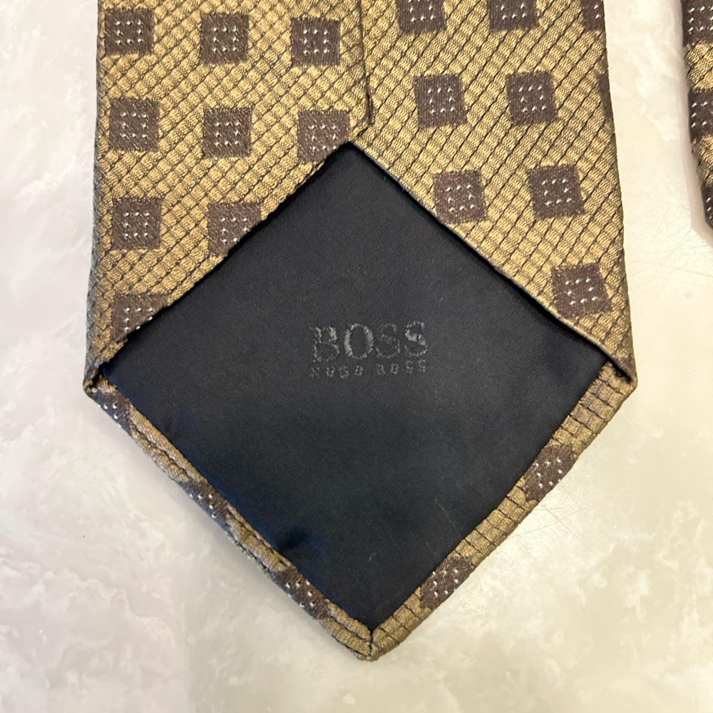 Elegant Gold and Black Hugo Boss Silk Men's Tie, Made in Italy, 3.25” X 56” long - Picture 9 of 12